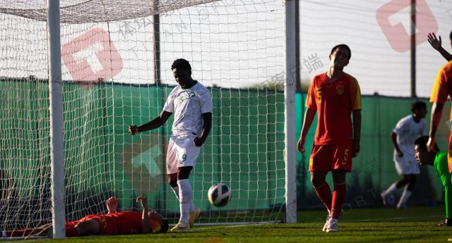 1679298648450024286.jpg 1月18日,沙特队9号哈吉攻破国少队球门.jpg